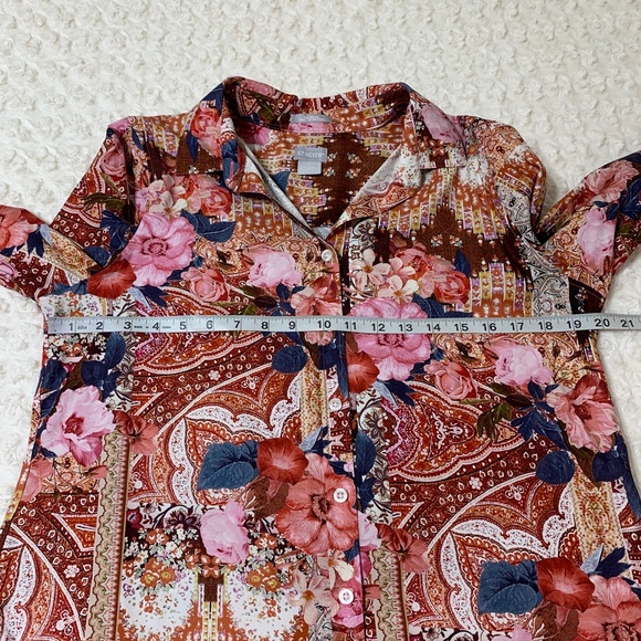 Chico's No Iron Chic Stretch Floral Flip Cuff Button Down Sz 8 - Picture 9 of 10